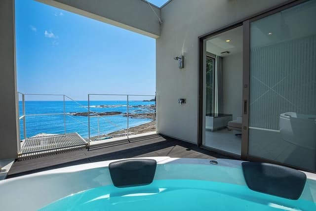 (Exclusive One-Group-Per-Day) Oceanfront Private Villa (Annex + Main Building Twin Rooms)Non Smoking