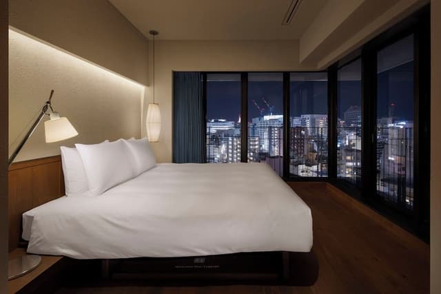Club Corner King (with Lounge Access, Free Minibar, High Floor)