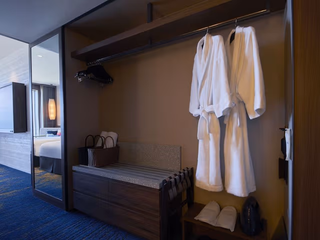 Deluxe Twin Room, Non Smoking (With Club Pool & Lounge Access)