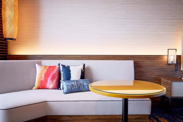 Deluxe Hollywood Twin Room, Non Smoking (With Club Pool & Lounge Access)