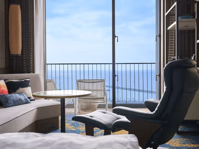 Deluxe Hollywood Twin Room, Non Smoking (With Club Pool & Lounge Access)