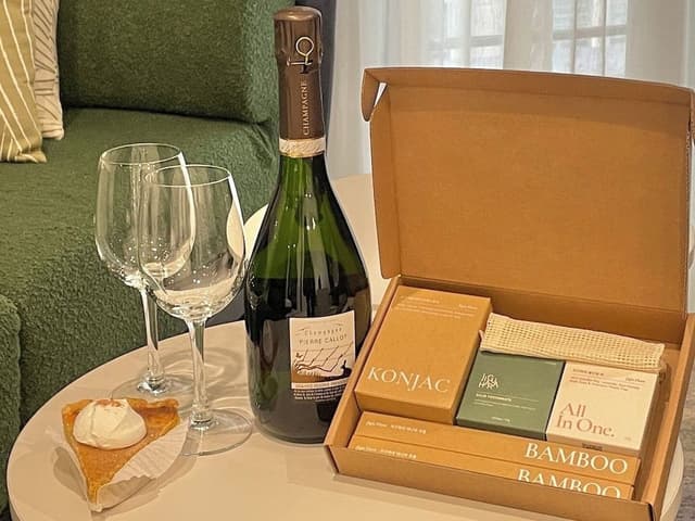 [Romantic PKG winter- Champagne,Slice of Pie,2PM Late Check-out,Bath Kit] Signature Botanik Suite