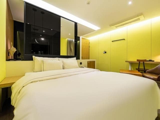 Deluxe - Check-In Mon-Thu 6 PM, Fri-Sat 10 PM, Sun 7 PM