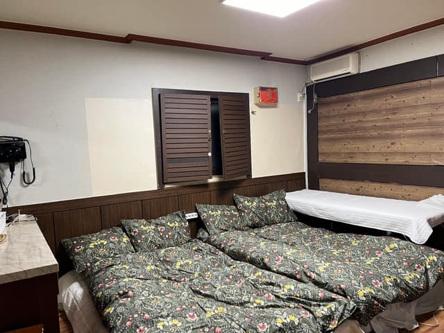Quintuple Room
