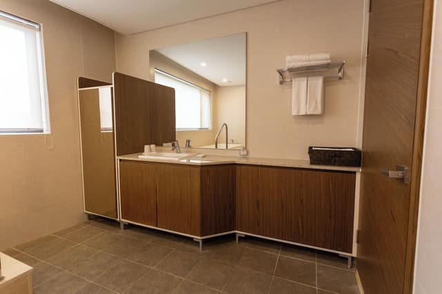[Netflix-watching vacation] suite