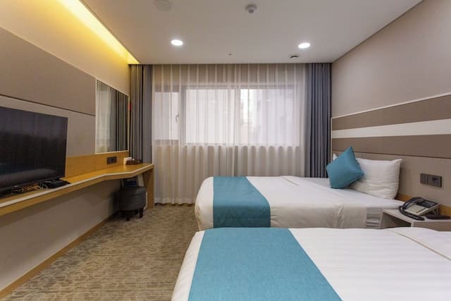 [Breakfast Package] Deluxe Twin + Breakfast Buffet for 2 (Free for 1 preschool child)