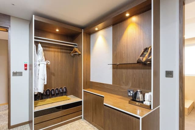 [Netflix-watching vacation] suite