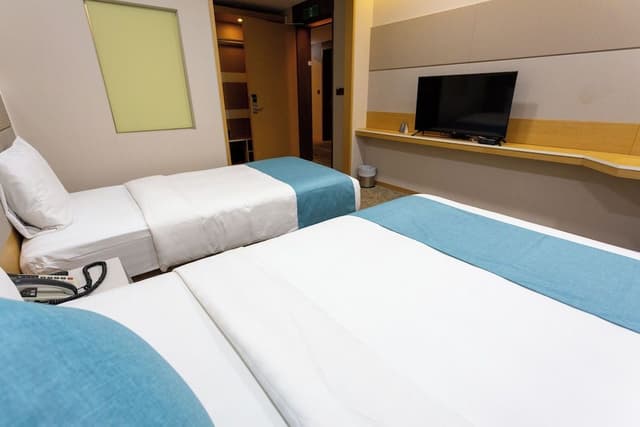 [Breakfast Package] Deluxe Twin + Breakfast Buffet for 2 (Free for 1 preschool child)