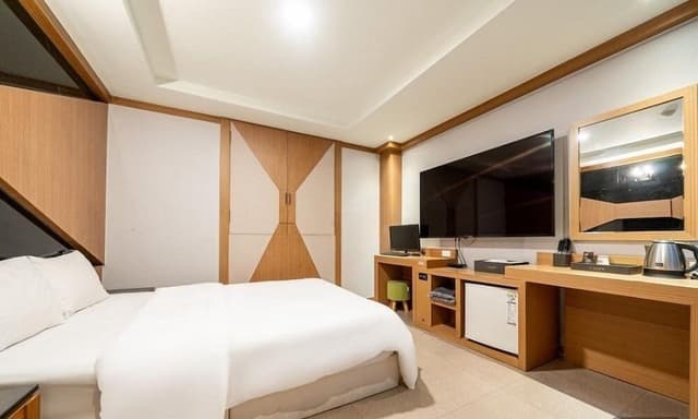 Standard Room (Check-In Weekday 5PM, Weekend 7PM)