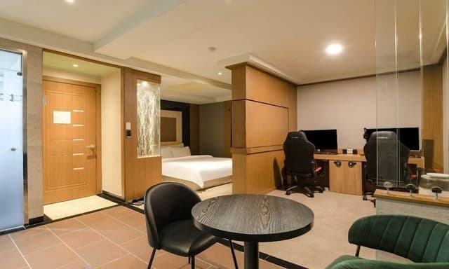 Family Suite (Check-In Weekday 5PM, Weekend 7PM)