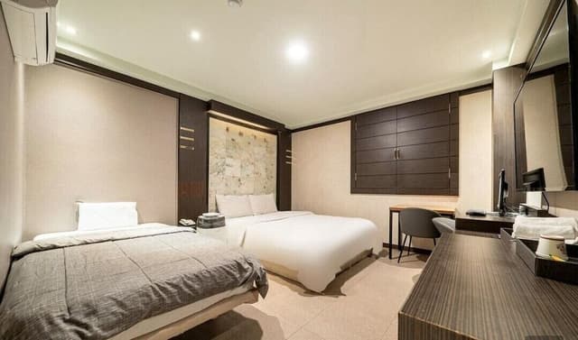 Deluxe Twin Room (Check-In Weekday 5PM, Weekend 7PM)