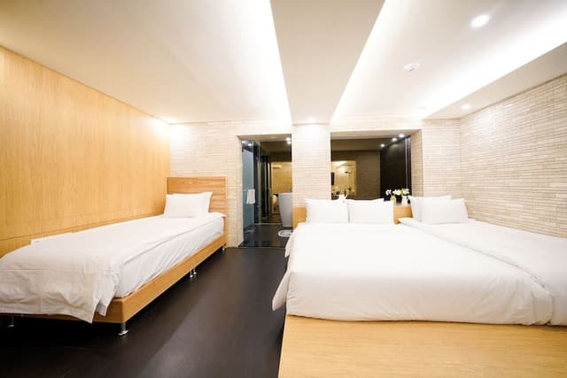 Family Suite, 1 Bedroom, Non Smoking, Private Bathroom
