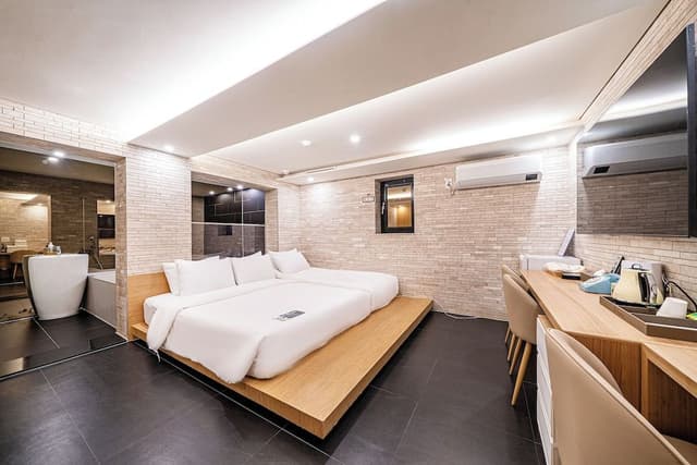Family Suite, 1 Bedroom, Non Smoking, Private Bathroom