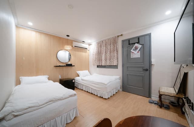 Deluxe Twin Room with Bathtub