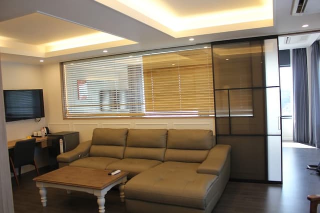 [VISIT KOREA GIVEAWAY PKG] Casaloma Suite + K-souvenirs