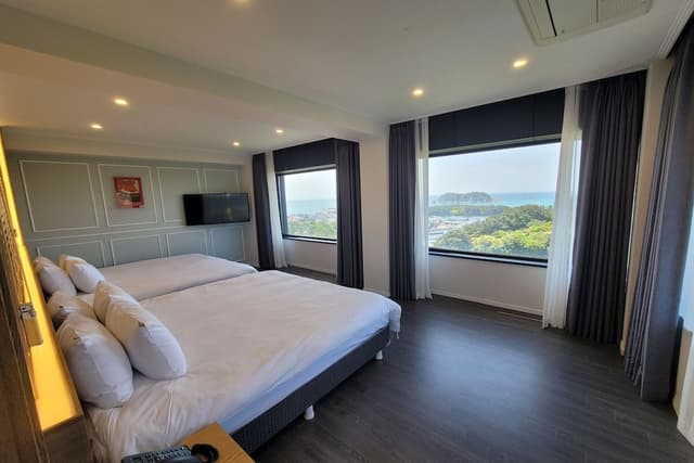 [VISIT KOREA GIVEAWAY PKG] Casaloma Suite + K-souvenirs