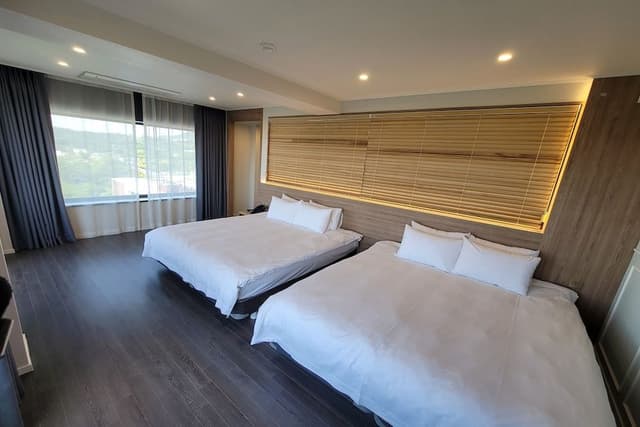[VISIT KOREA GIVEAWAY PKG] Casaloma Suite + K-souvenirs