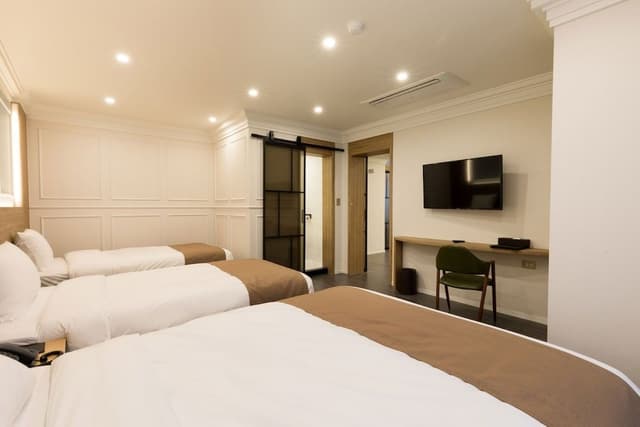 [VISIT KOREA GIVEAWAY PKG] Parlour Suite + K-souvenirs