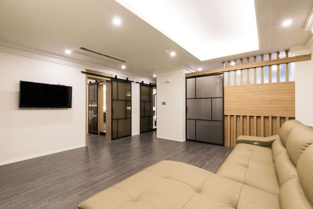 [VISIT KOREA GIVEAWAY PKG] Parlour Suite + K-souvenirs