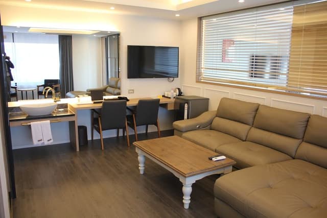 [VISIT KOREA GIVEAWAY PKG] Casaloma Suite + K-souvenirs