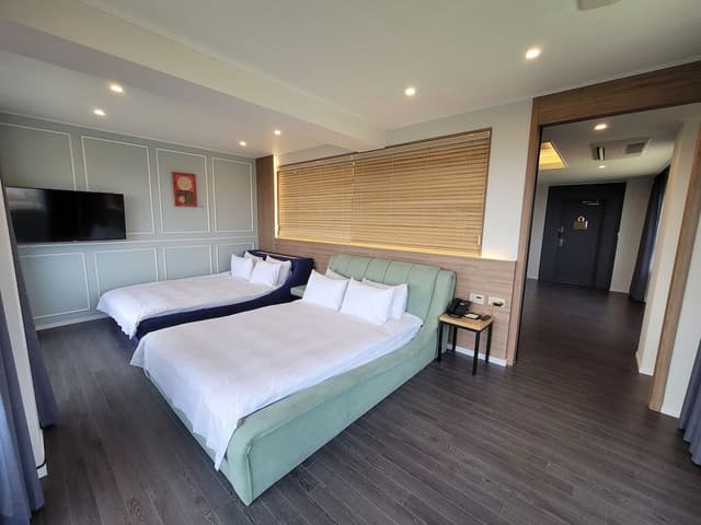 [VISIT KOREA GIVEAWAY PKG] Casaloma Suite + K-souvenirs