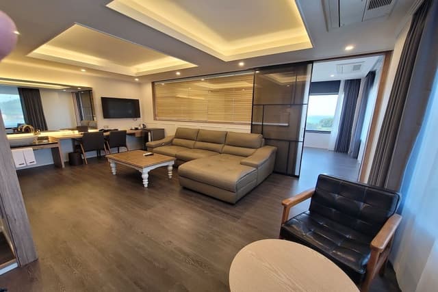 [VISIT KOREA GIVEAWAY PKG] Casaloma Suite + K-souvenirs