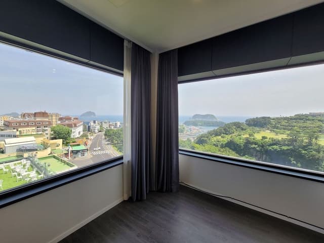 [VISIT KOREA GIVEAWAY PKG] Casaloma Suite + K-souvenirs