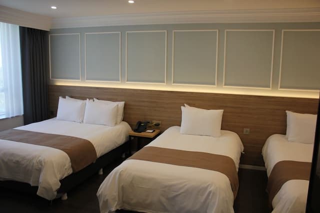 [VISIT KOREA GIVEAWAY PKG] Parlour Suite + K-souvenirs