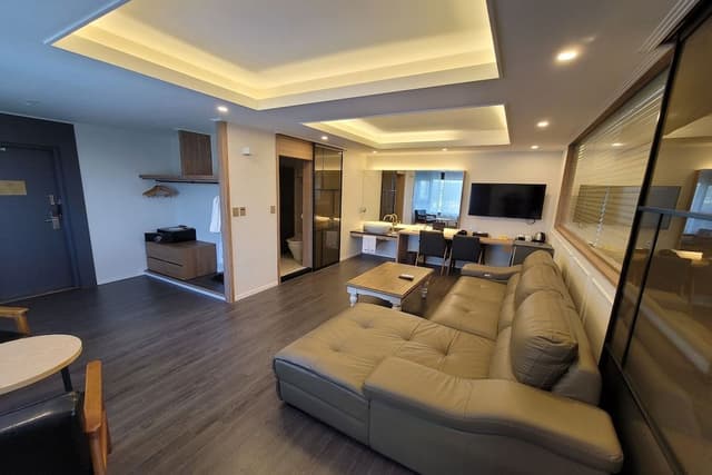 [VISIT KOREA GIVEAWAY PKG] Casaloma Suite + K-souvenirs