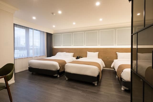 [VISIT KOREA GIVEAWAY PKG] Parlour Suite + K-souvenirs