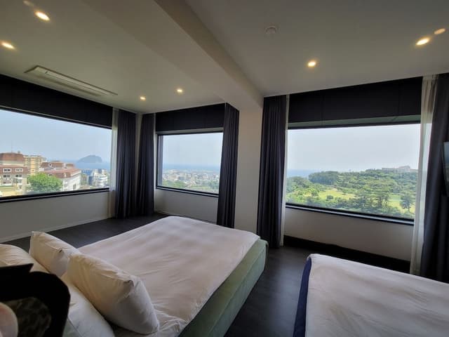 [VISIT KOREA GIVEAWAY PKG] Casaloma Suite + K-souvenirs
