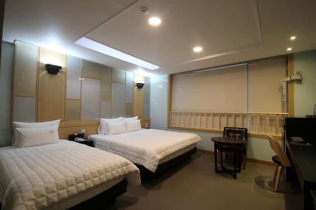 Premium Twin Room (9 PM Check-in when Paying Onsite)