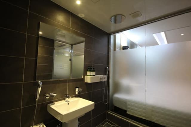 Premium Twin Room (9 PM Check-in when Paying Onsite)