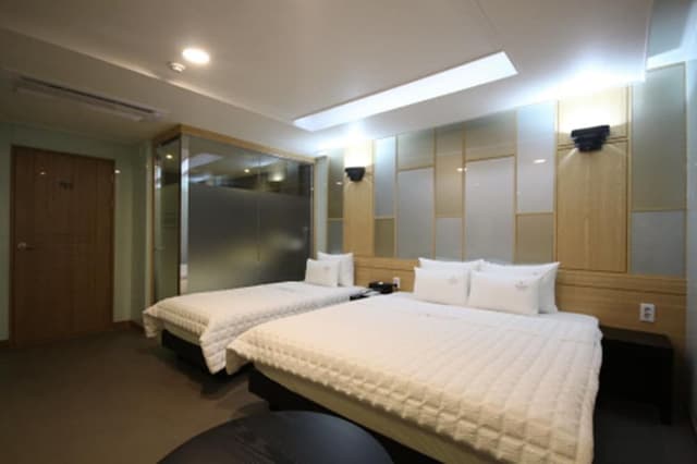 Premium Twin Room (9 PM Check-in when Paying Onsite)