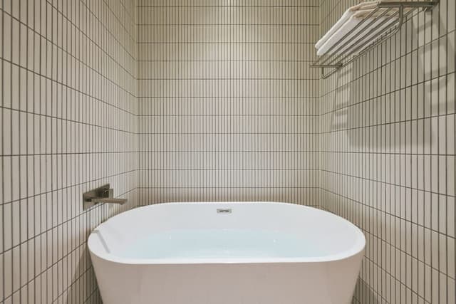 Basic Double Room (03)