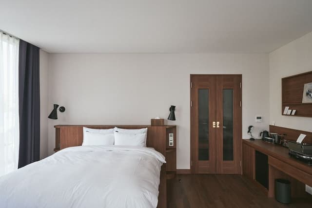Basic Double Room (03)