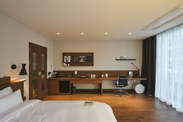 Basic Double Room (03)