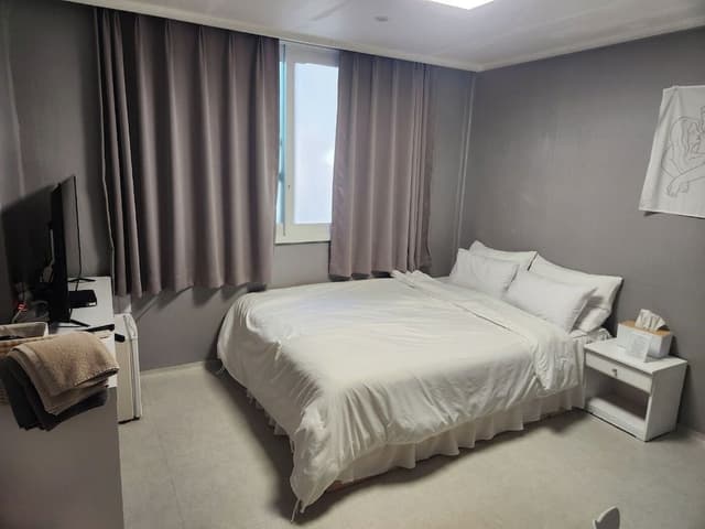 Deluxe Double Room, 1 Queen Bed, Non Smoking, Refrigerator & Microwave