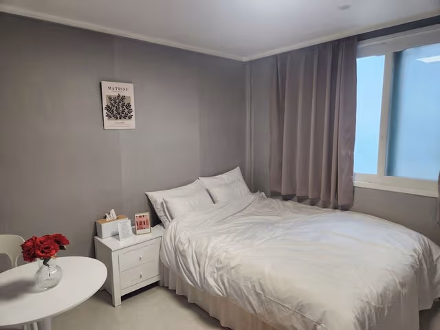 Deluxe Double Room, 1 Queen Bed, Non Smoking, Refrigerator & Microwave