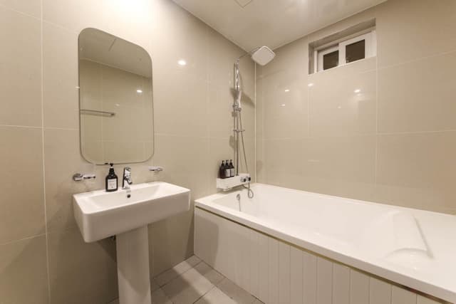 Business TWIN (double+single, Netflix available, air purifier, bathtub, bidet)