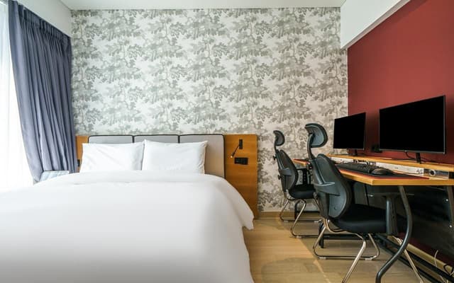 Deluxe Room - 2 PC Included