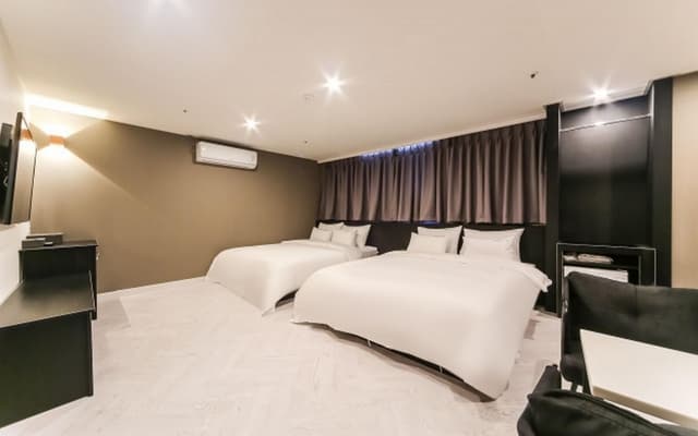 Family Twin Suite