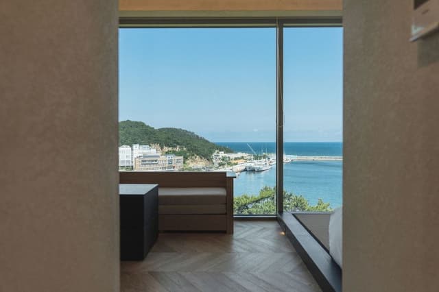 Deluxe Ocean + Outdoor Hinoki Tub