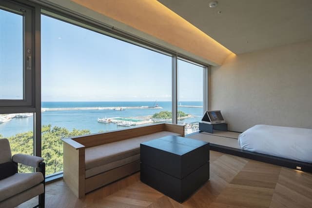 Deluxe Ocean + Outdoor Hinoki Tub