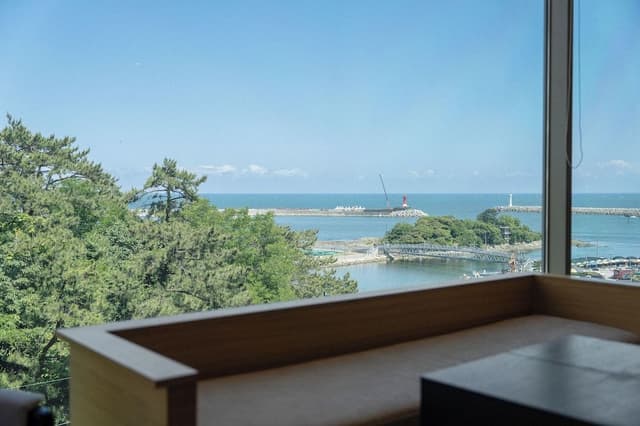 Deluxe Ocean + Outdoor Hinoki Tub