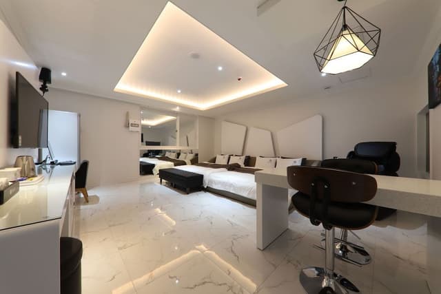 Family Room, Jetted Tub