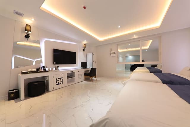 Family Room, Jetted Tub