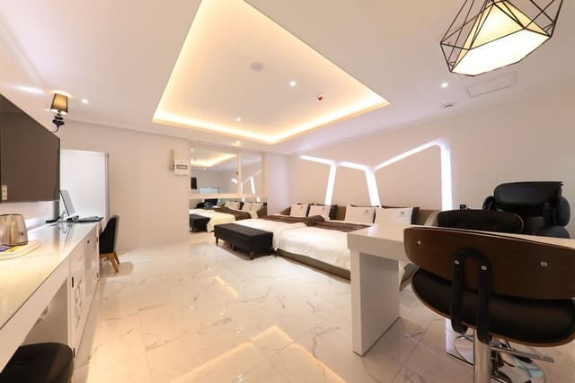 Family Room, Jetted Tub