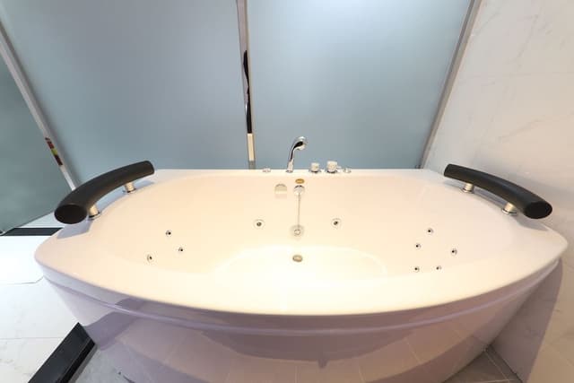 Family Room, Jetted Tub
