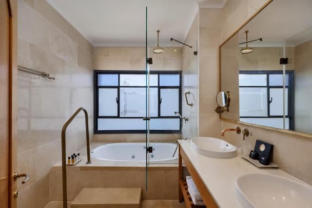 Deluxe Suite with Spa Bath